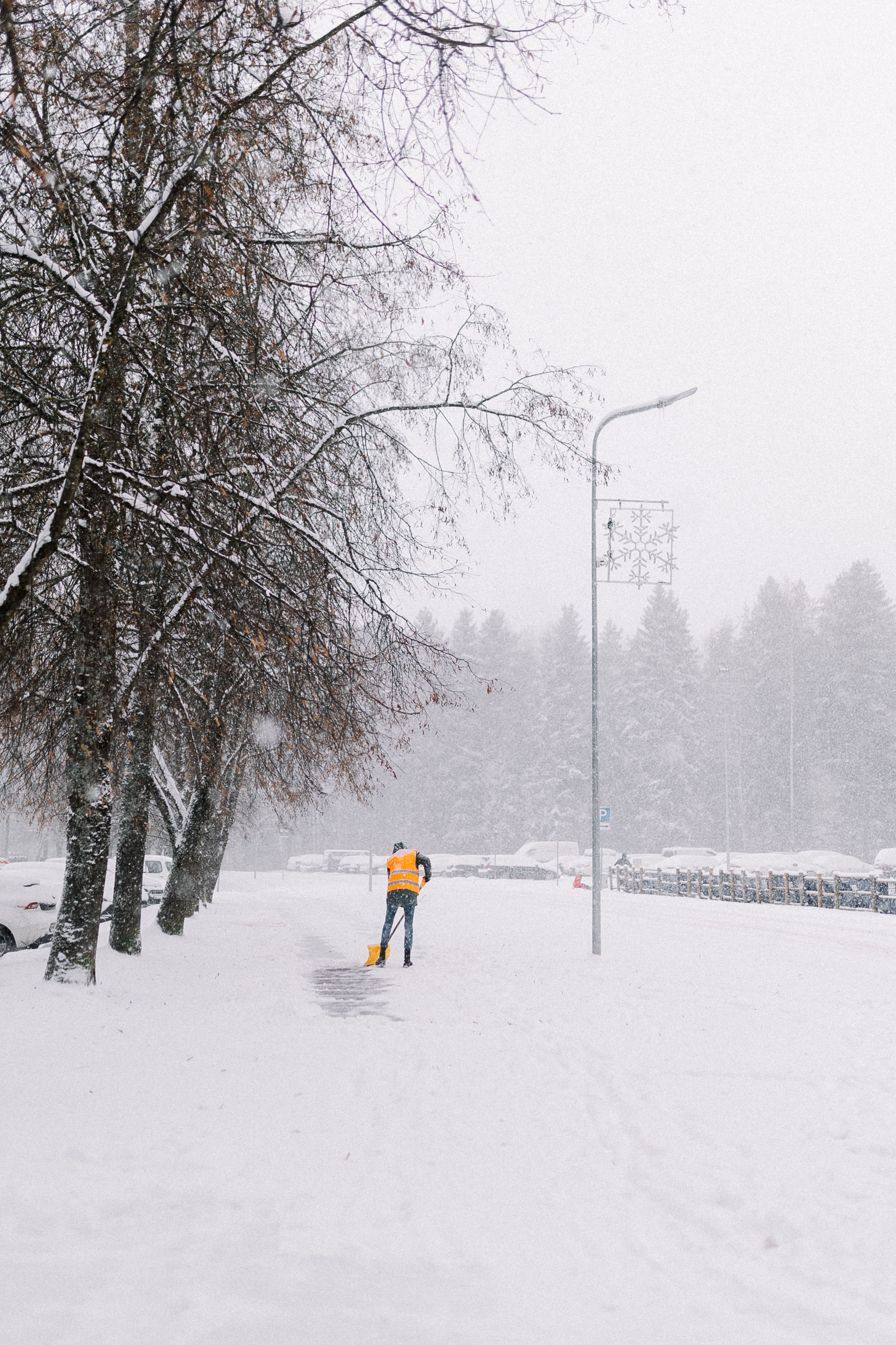 Winterdienst mit Schneeräumung eines Gehwegs