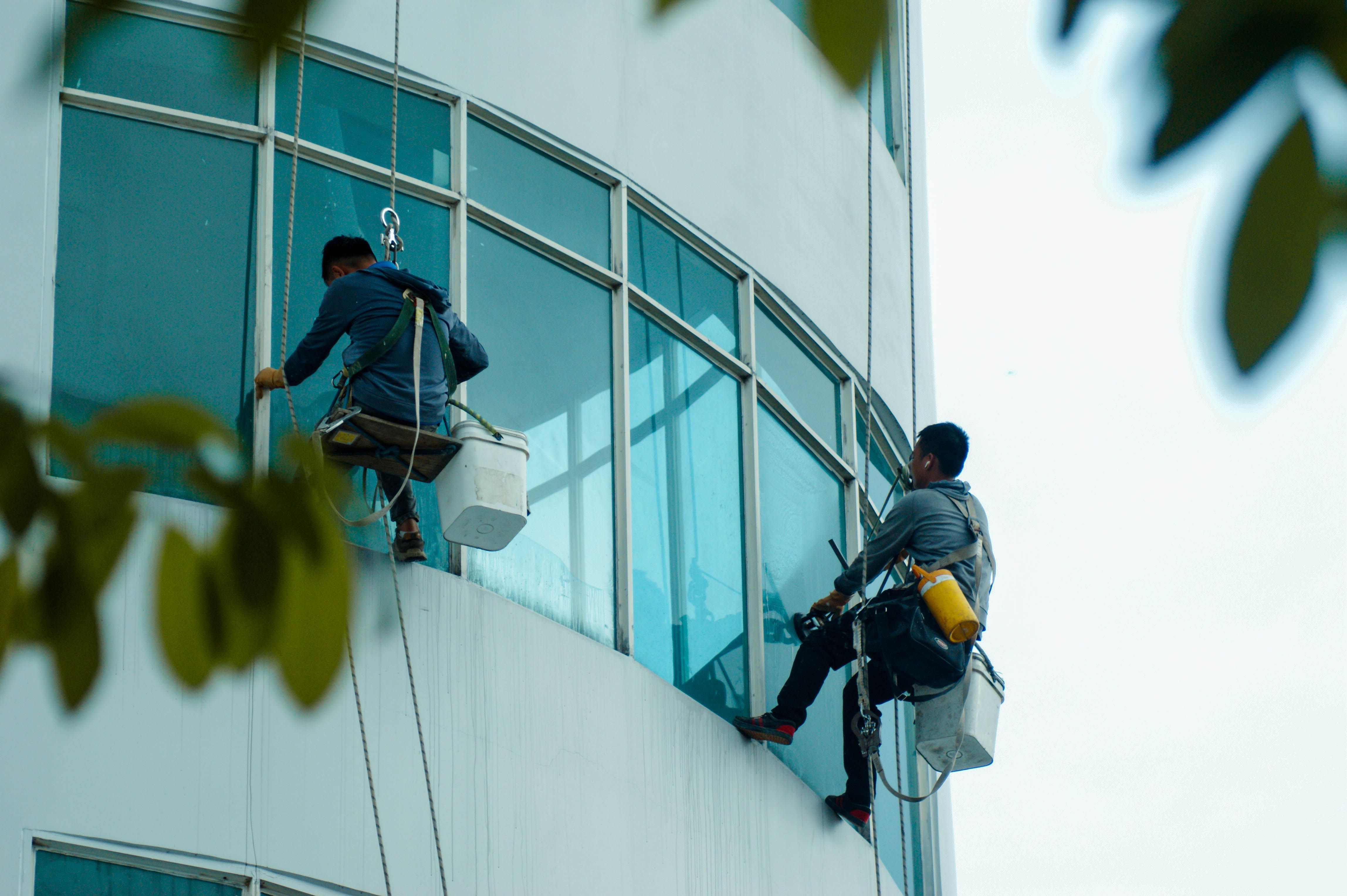 Streifenfreie Fensterreinigung einer großen Glasfläche