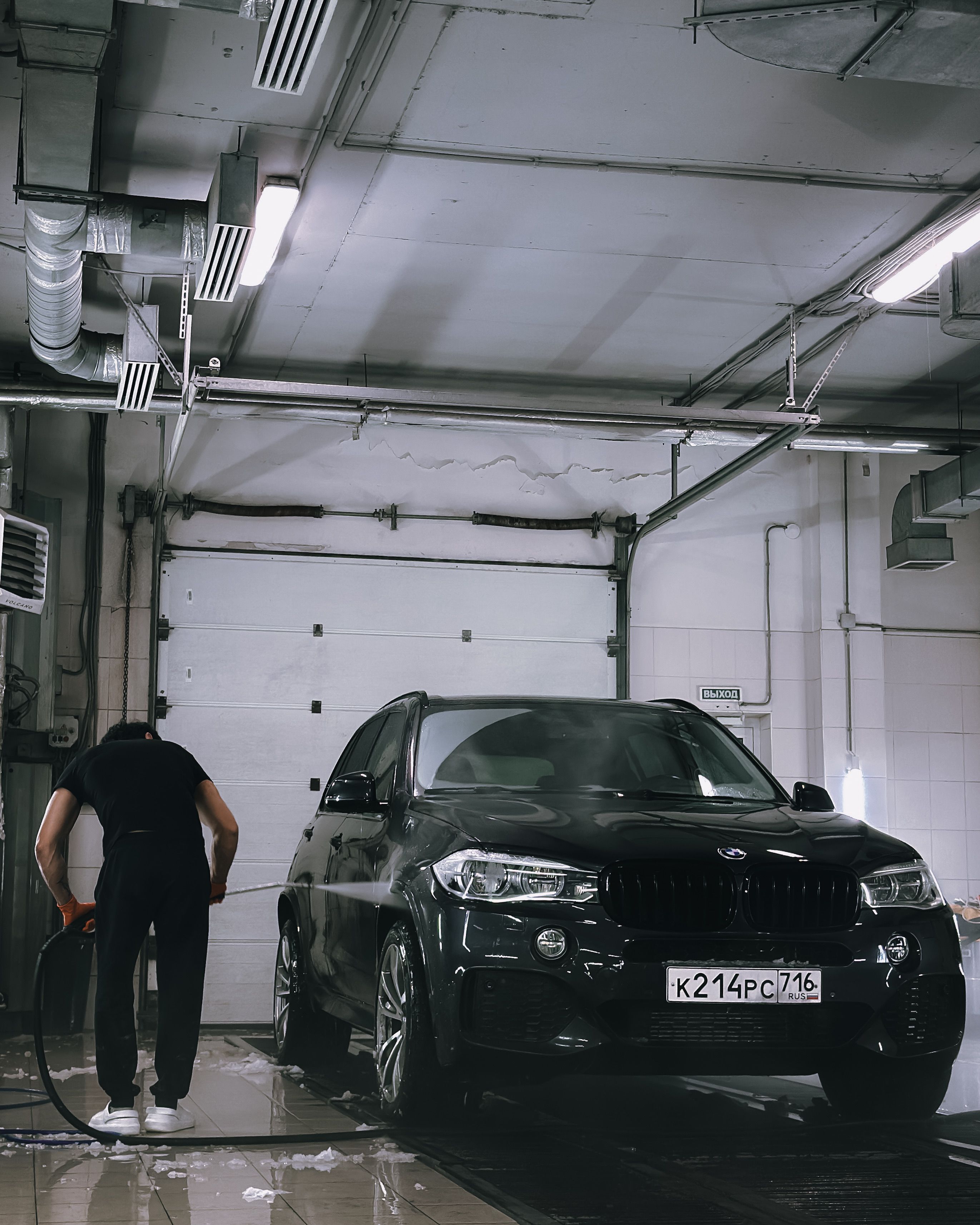 Gereinigte Tiefgarage und Zufahrt einer Liegenschaft